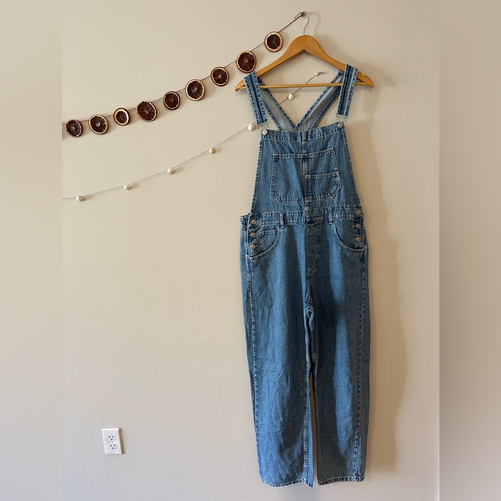 Free People overalls, great condition. Only worn a few times.